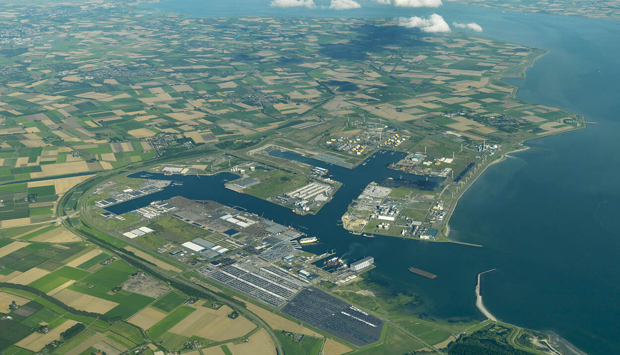 Foto vanuit de lucht genomen, waarbij het havengebied in Borsele te zien is van boven.