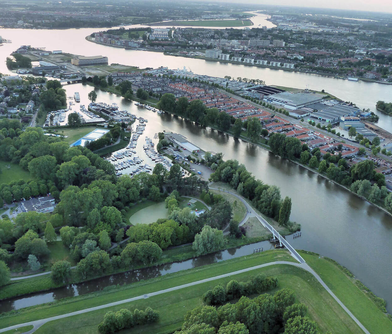 Luchtfoto van De Staart in Dordrecht