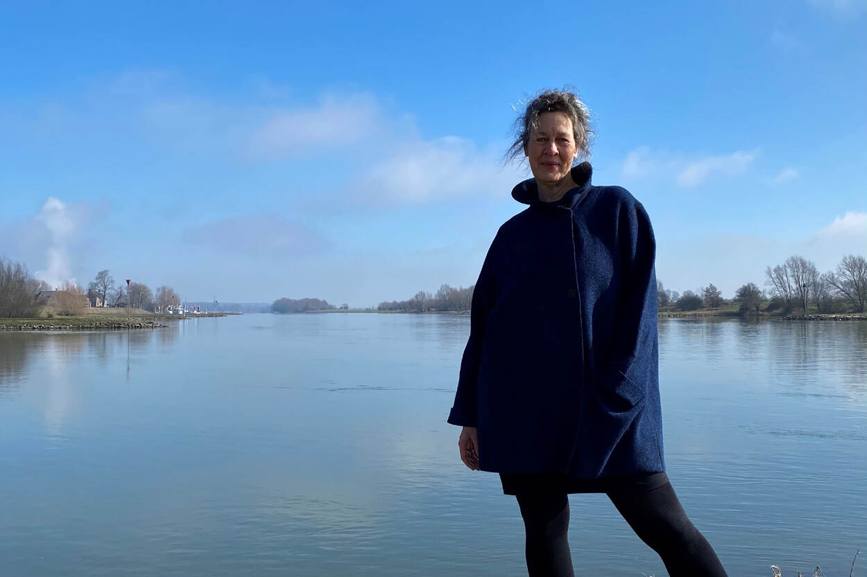 Jannemarie de Jonge op bevroren uiterwaarde Rijn