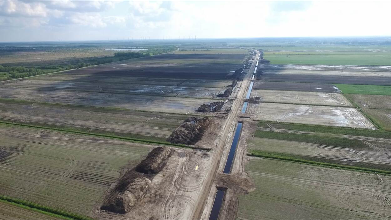 Luchtfoto van de werkzaamheden voor de nieuwe Stheemanstraat, in april 2024. Linksboven is het Bargerveen te zien.