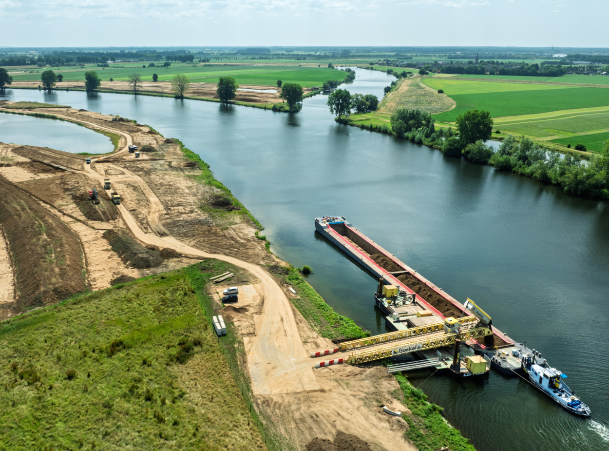 Laad- en los ponton Maasbommel met aan beide kanten van de Maas werkzaamheden in de uiterwaarden
