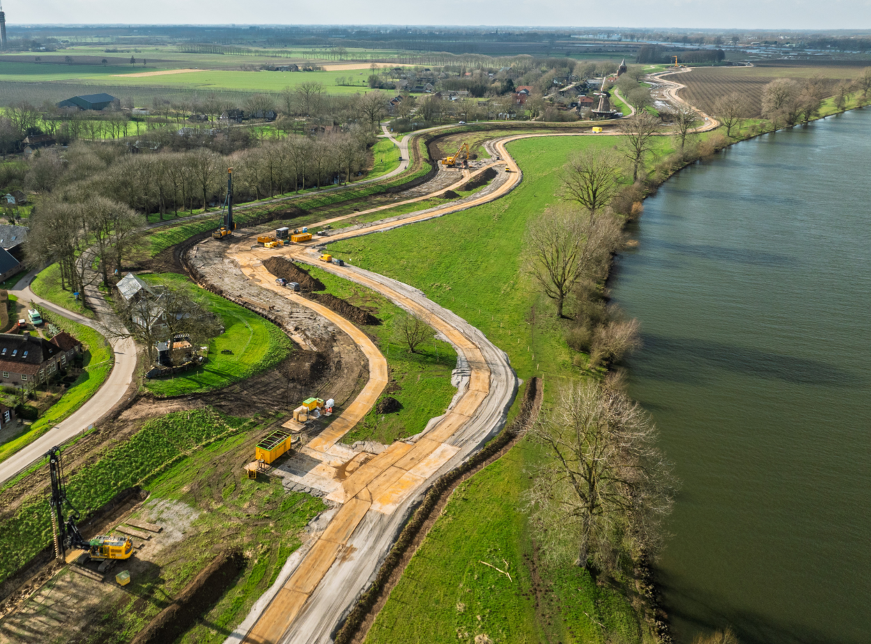 Dijkversterkingswerkzaamheden en de transportroute in de uiterwaarde naast de dijk