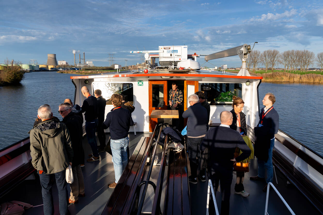 Mensen op boot tijdens excursie in Brabant