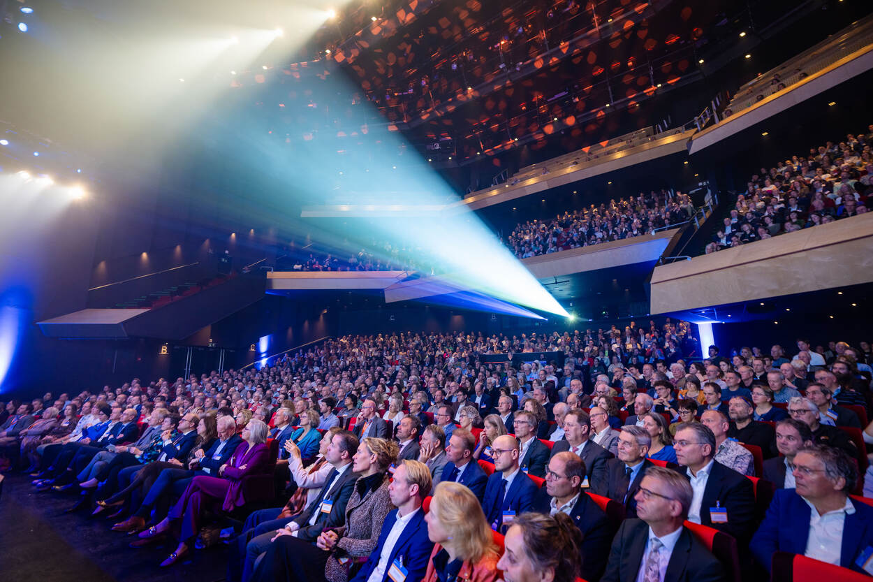 Mensen in zaal tijdens Deltacongres