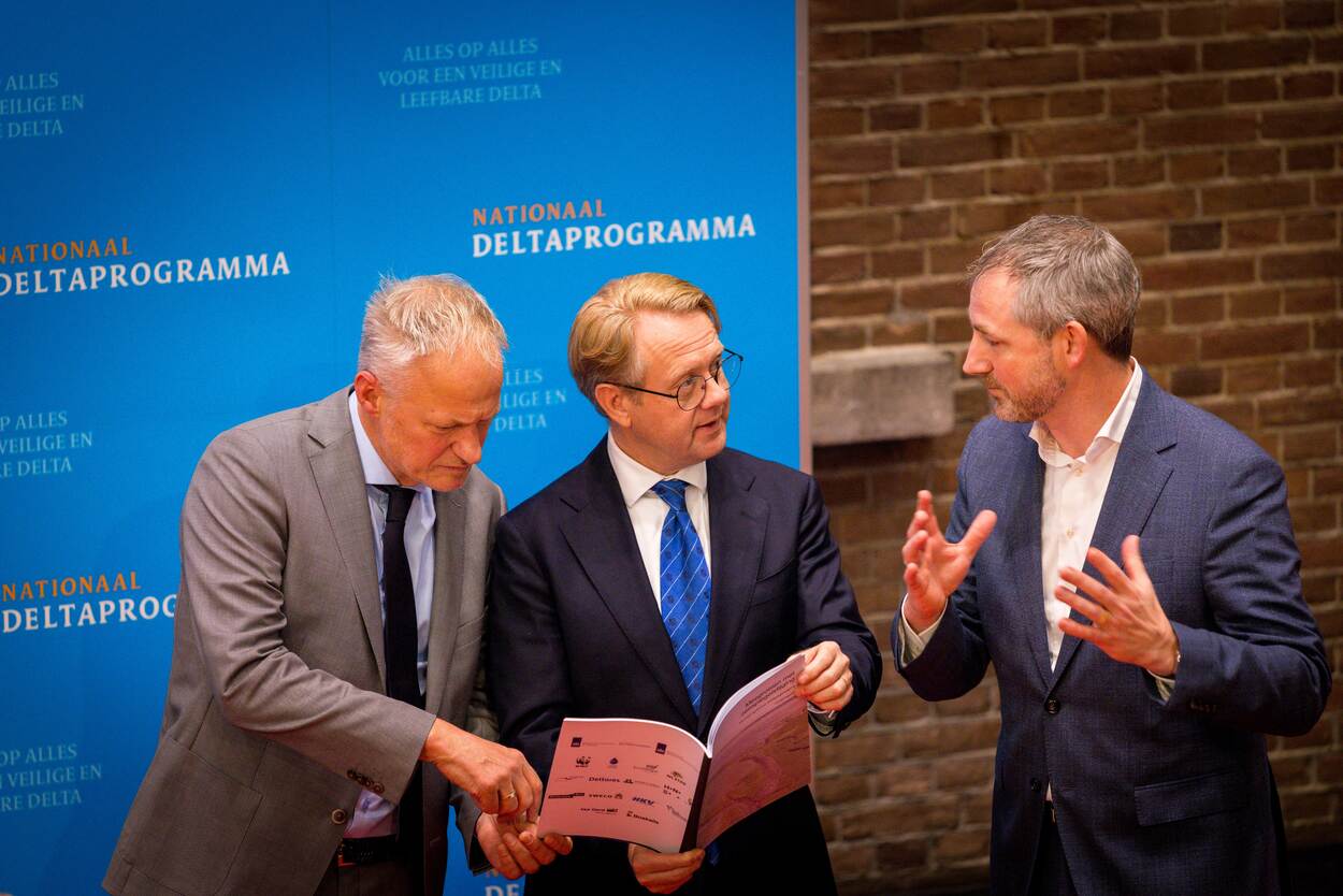 Alex Hekman overhandigt rapport aan minister Robert Tieman en deltacommissaris Co Verdaas.