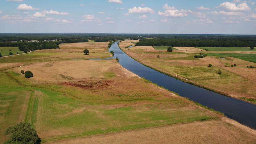 De Overijsselse rivier De Vecht bij Dalfsen van boven gefotografeerd. Het geelkleurige droge naastgelegen landschap is goed te zien.