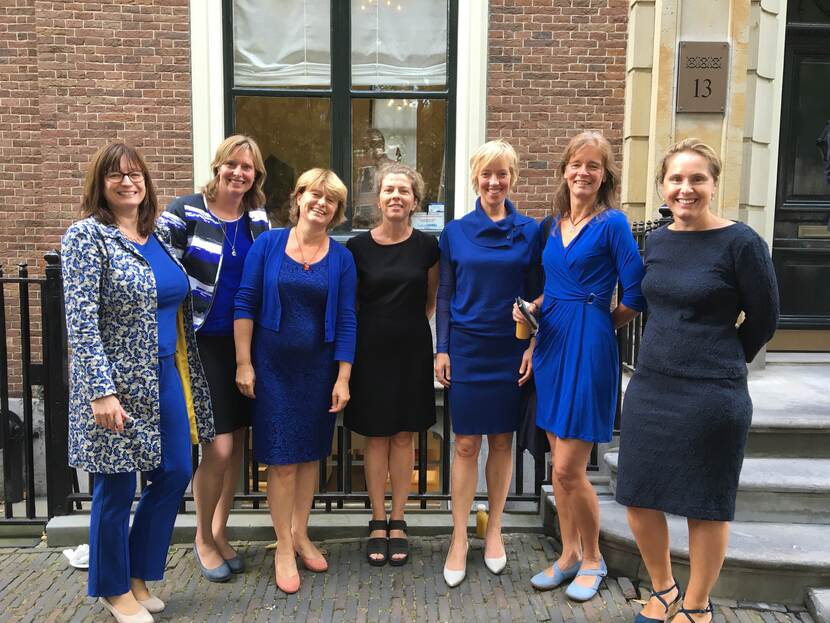 Adriënne van der Sar tussen andere dames, gekleed in koningsblauwe kleding voor Prinsjesdag 2016.