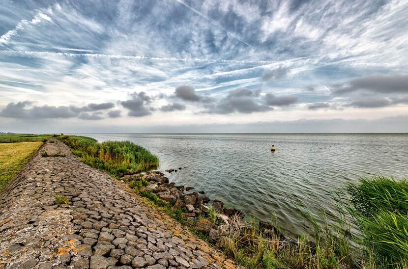 Zicht op het IJsselmeer vanaf de waterkant.