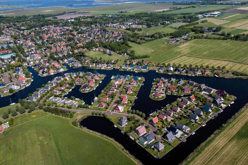 Luchtfoto nieuwbouwwijk aan het water