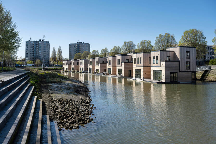 Foto van drijvende huizen in de Nassauhaven in Rotterdam