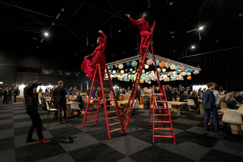 Twee modellen op ladders tonen, onderdeel van de nieuwe tentoonstelling van kunstenaar Rem van den Bosch.