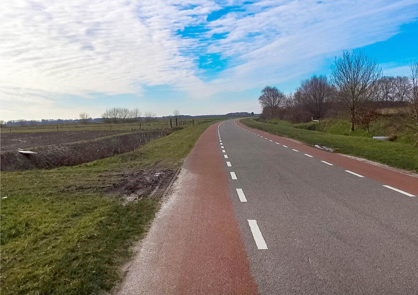 De Stheemanstraat die 500m zuidelijk wordt heraangelegd. Links het agrarisch gebied waar Buffer Zuid wordt aangelegd.