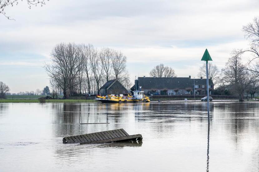 Woning langs uiterwaard