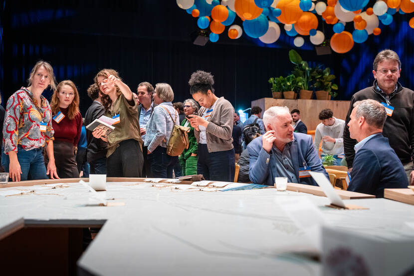 Deelnemers aan de serious game krijgen uitleg.