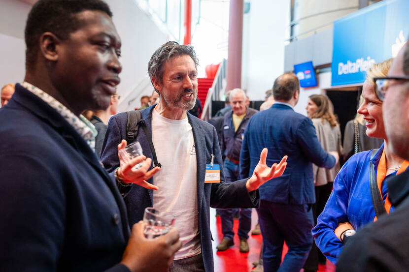 Mensen die netwerken tijdens Deltacongres.