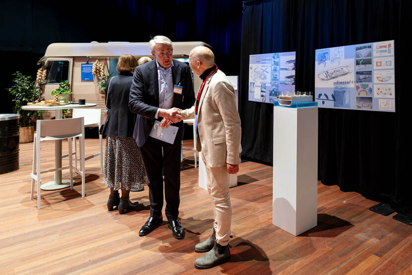 Twee mannen schudden de hand