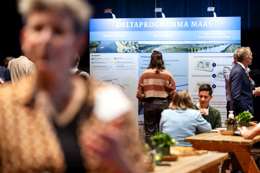 Een groot wandpaneel toont de opgaven van het Deltaprogramma Maas.