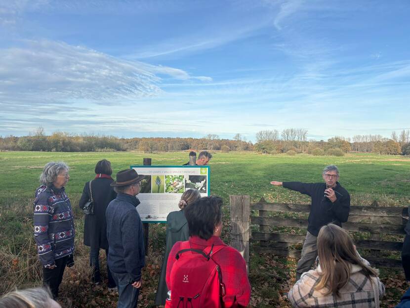 Mensen op excursie bij beekdalen in Brabant