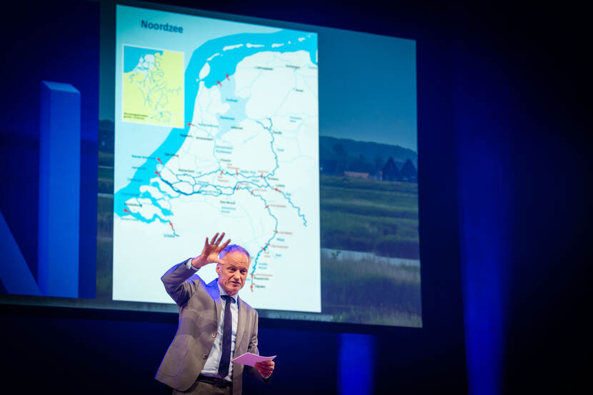 Deltacommissaris Co Verdaas tijdens zijn keynote.