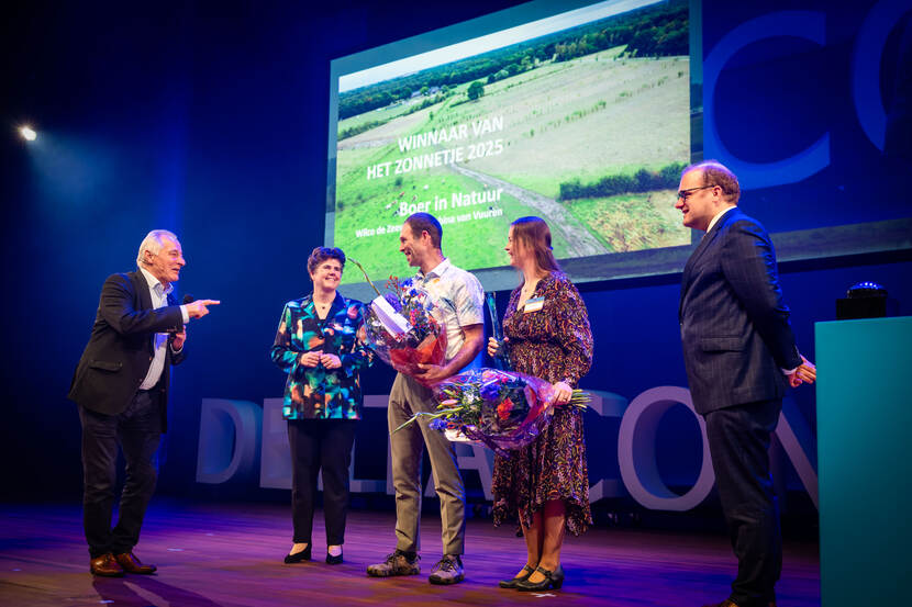 Winnaars Wilco de Zeeuw en Debbina van Vuuren van Boer in Natuur krijgen hun prijs van Ina Adema, Commissaris van de Koning in Noord-Brabant, en Joris Bengevoord, dijkgraaf van Waterschap Brabantse Delta.