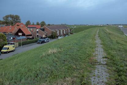 De dijk bij het Zeeuwse dorp Hansweert.