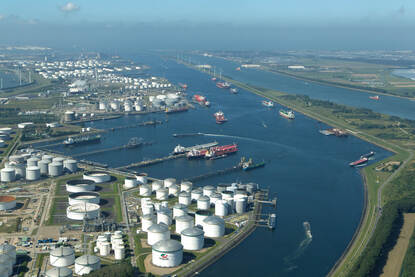 Luchtfoto van de Europoort in de haven van Rotterdam