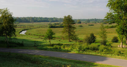 Landschap in Drenthe, met landweg en sloot aan de rechterkant.
