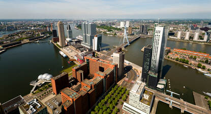 Luchtfoto van Rotterdam, met op de achtergrond de Erasmusbrug.