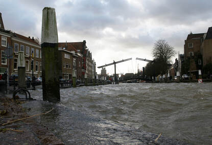 Foto van overstroming in de stad Dordrecht