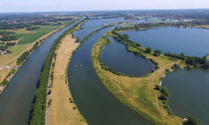 Luchtfoto van de dam naast het Lateraalkanaal bij Roermond
