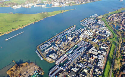 Luchtfoto haven Werkendam aan de Merwede