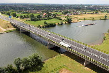 Huidige brug met snelweg A2 over de Maas bij Empel