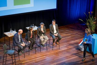 Sprekers in gesprek tijdens de sessie 'Bodem in Zicht' tijdens het Deltacongres 2022