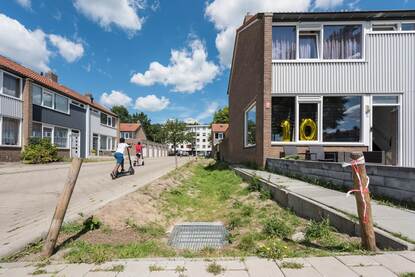 Herinrichting van de Kruidenbuurt in Tilburg. Maatregelen waren getroffen om wateroverlast bij hevige regenbuien te voorkomen. Zo werden verlaagde zones gegraven met wadi's om water te bergen.