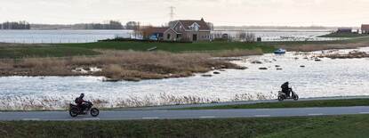 Bij hoge waterstand in de rivier de merwede loopt de polder Noordwaard onder water.