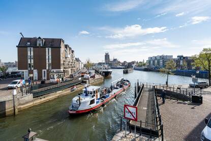 Stad Dordrecht aan het water, de Merwede.