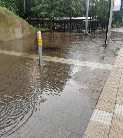 Wateroverlast op station Bussum-Zuid