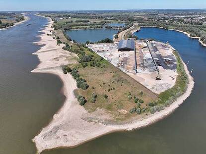 Drone foto van de Waaloever, augustus 2022