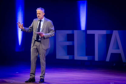 Deltacommissaris Co Verdaas tijdens zijn keynote