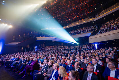 Mensen in zaal tijdens Deltacongres